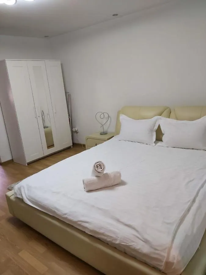 Avrig-Ferdinand Studio Bucureşti 0*,  România